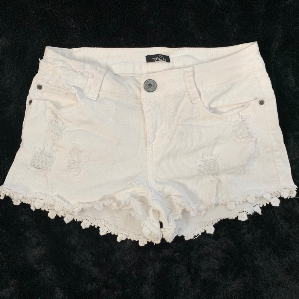 RUE 21 White JEAN SHORTS women's size 3/4